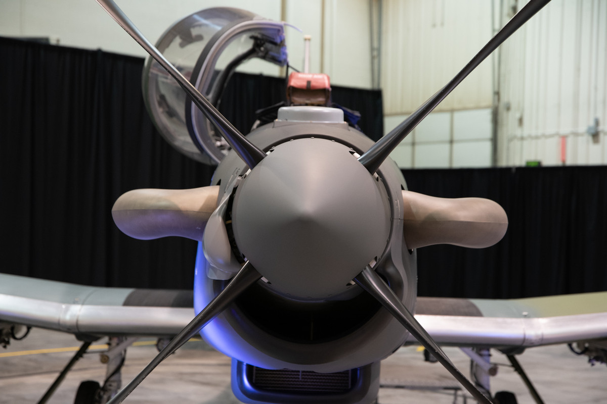 Không quân Mỹ vừa cho nhập biên chế chiếc cường kích cánh quạt AT-6 Wolverine đầu tiên. Đây là loại cường kích được phát triển từ dòng huấn luyện cơ T-6 Texan II huyền thoại của Mỹ.