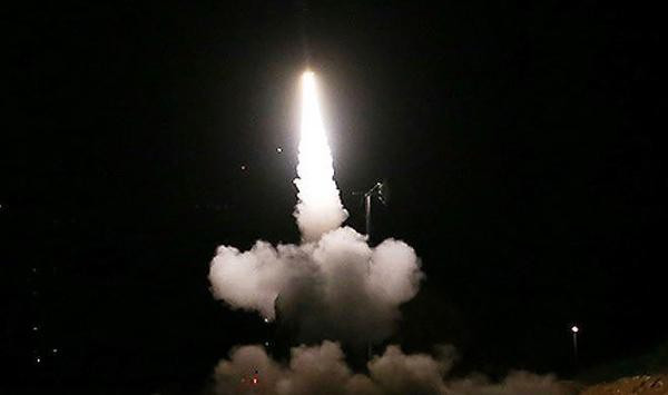 Khi radar phát hiện ra vật thể bay thù địch, hệ thống xe chỉ huy sẽ tính toán quỹ đạo bay và đưa ra tọa độ rơi của quả đạn.