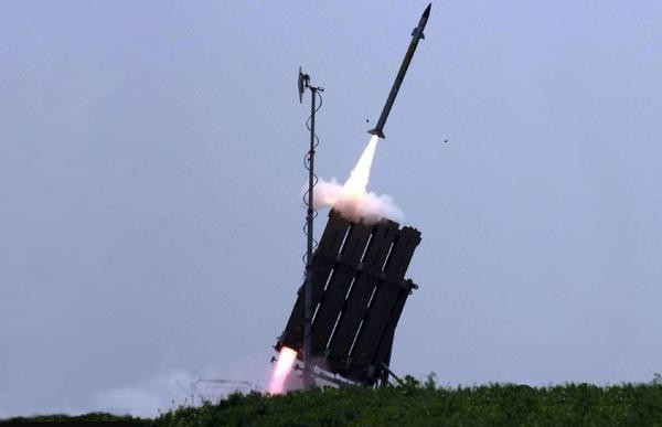 Nếu quả đạn được xác định sẽ rơi đúng vào khu vực đông dân cư, tên lửa đánh chặn từ Iron Dome được kích hoạt và tiêu diệt mục tiêu ngay còn khi đang bay trên không.