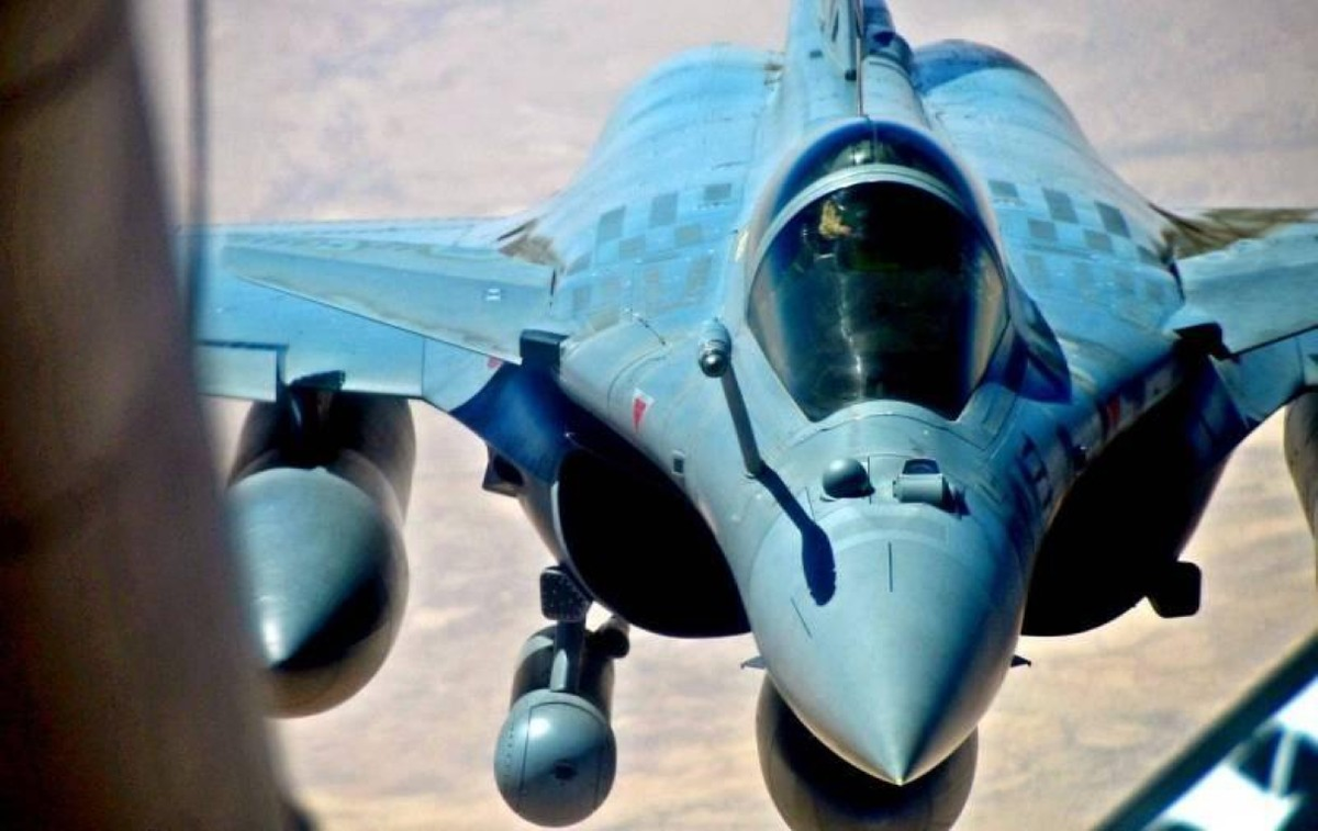 Bất chấp thực tế Rafale được xem như tiêm kích đa năng thế hệ 4,5 tiên tiến nhất hiện nay, thậm chí còn chiến thắng cả tiêm kích Su-35 do Nga chế tạo trong tình huống diễn tập được Không quân Ai Cập tiến hành, nó vẫn có khoảng cách nhất định so với F-35.