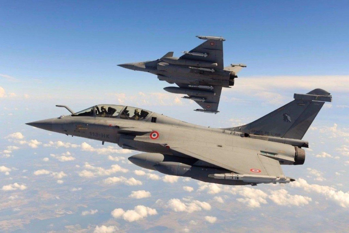 Bất lợi lớn của Rafale đó là nó không được áp dụng công nghệ tàng hình, đây là yêu cầu tối quan trọng trong các cuộc không chiến hiện đại, bởi tiêm kích thế hệ năm sẽ luôn là phía "thấy trước, bắn trước".