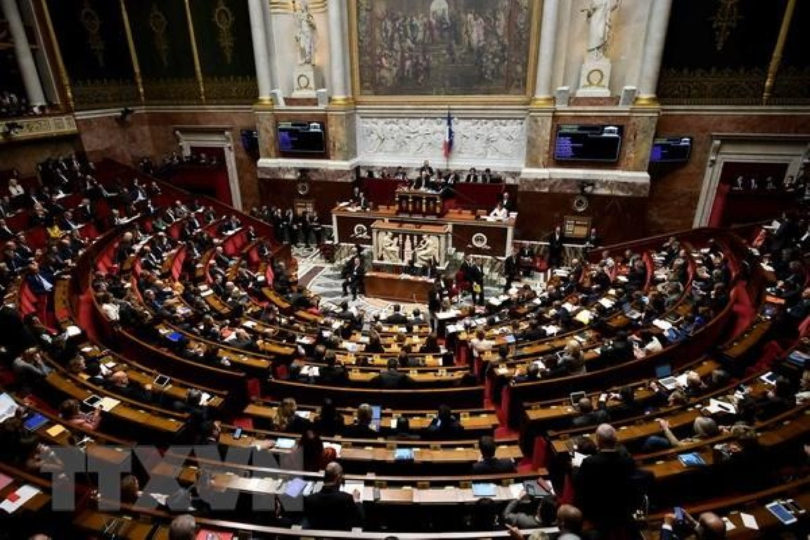 Ông Macron trước đó đã từ chối tiến hành chuyến công tác tới Mỹ để kỷ niệm 240 năm Trận chiến Chesapeake, vì Washington đã "đánh cắp" từ Paris một hợp đồng béo bở để cung cấp tàu ngầm cho phía Australia.