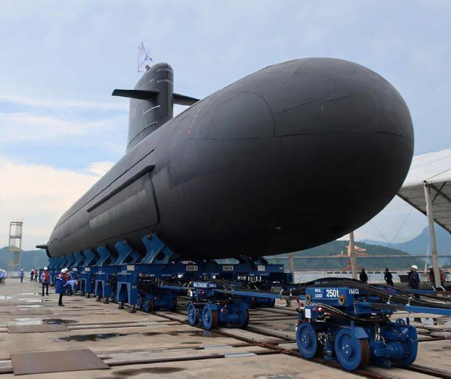 Các tàu ngầm lớp S-80 của Hải quân Tây Ban Nha có khả năng hoạt động 8000 km hoặc 30 ngày liên tục mà không cần tiếp tế. Tàu có biên chế thủy thủ đoàn chỉ 32 người, kèm theo đó là khả năng mang theo 8 lính đặc nhiệm.