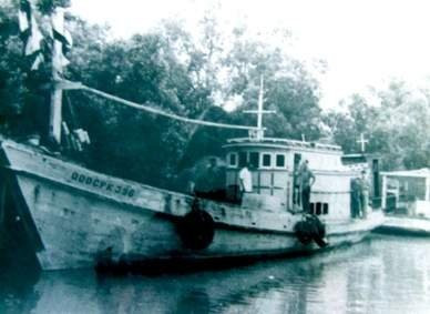 Để qua mắt được đối phương, những cán bộ chiến sĩ trên tàu không số cũng được đào tạo để trở thành ngư dân chuyên nghiệp, với đủ mọi kỹ năng đi biển như ngư dân, ăn nói như ngư dân và đặc biệt là phải phơi nắng để có nước da đen như ngư dân đích thực.