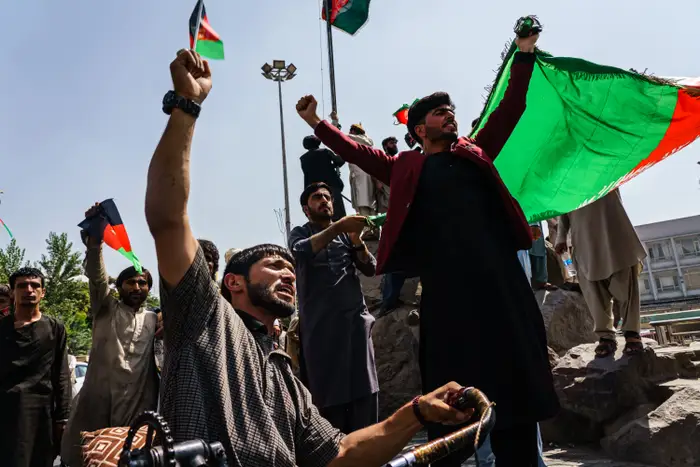 Hoặc đơn giản, người Afghanistan hiểu, "nước xa không cứu được lửa gần" và việc yêu cầu trợ giúp từ Mỹ, là điều hết sức khó khăn, khi mà toàn bộ người dân và quốc hội Mỹ, đều không muốn sa lầy thêm một lần nữa.