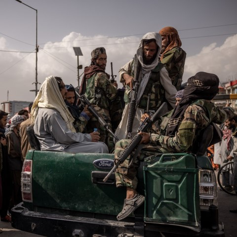 Về thông tin quân kháng chiến Afghanistan yêu cầu trợ giúp từ phía Nga, các chuyên gia quân sự cho biết, không loại trừ khả năng Afghanistan sẽ yêu cầu trợ giúp bằng hàng hóa viện trợ cũng như bằng hỏa lực đường không.