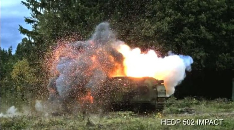 Hình ảnh trên ghi lại cuộc thử nghiệm đối với đạn xuyên hai tác dụng thế hệ mới HEDP 502 Impact trên BMP-1, loại đạn này giúp người lính có thể khai hỏa từ không gian hẹp để chống lại các mục tiêu bọc thép dày như xe tăng, xe chiến đấu bộ binh...