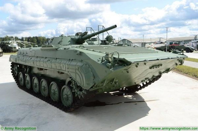 Chiếc BMP-1 có trọng lượng 13,2 tấn, chiều dài 6,73 m, chiều rộng 2,94 m, chiều cao 2,06 m, kíp lái 3 người (trưởng xe, lái xe và pháo thủ) và 8 lính bộ binh cùng đầy đủ trang bị (có thể chiến đấu từ trong xe với các lỗ châu mai để bắn ra ngoài).