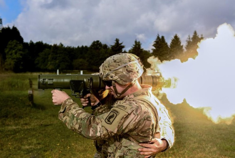 Bên cạnh đó, Carl Gustav còn được trang bị một loại đạn đặc biệt là đạn hai tác dụng HEDP 502 Impact (High Explosive Dual Purpose), ngoài tiêu diệt xe quân sự bọc giáp nhẹ, nó đặc biệt hiệu quả khi dùng chống lại tường bê tông, tường gạch dày hay boong ke kiên cố...