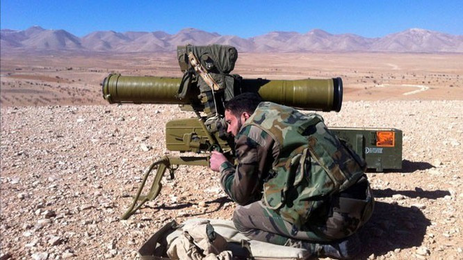 Tên lửa có tốc độ bay chỉ 208 mét/giây. Sau khi khai hỏa, xạ thủ sẽ nhìn vào điểm sáng phát ra phía sau tên lửa và điều khiển đường bay của nó, thông qua hệ thống dây dẫn nối dài.