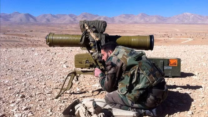 Tên lửa có tốc độ bay chỉ 208 mét/giây. Sau khi khai hỏa, xạ thủ sẽ nhìn vào điểm sáng phát ra phía sau tên lửa và điều khiển đường bay của nó, thông qua hệ thống dây dẫn nối dài.