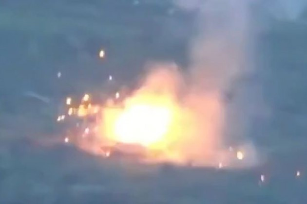 Tờ Avia của Nga vừa đăng tải đoạn video dài 40 giây, cho thấy hình ảnh một xe tăng chủ lực Abrams do Mỹ sản xuất, đã bị bắn cháy chỉ bằng một phát đạn duy nhất.