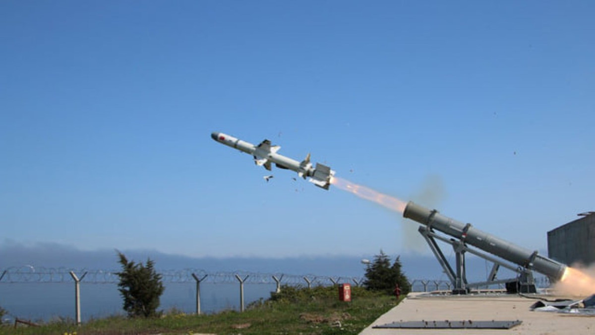 Động cơ này cho phép Atmaca bay được với tốc độ tối đa khoảng Mach 0.9 - nghĩa là cận âm. sau khi được phóng ra, tên lửa sẽ triển khai cánh ổn định với sải cánh rộng 1,4 mét.