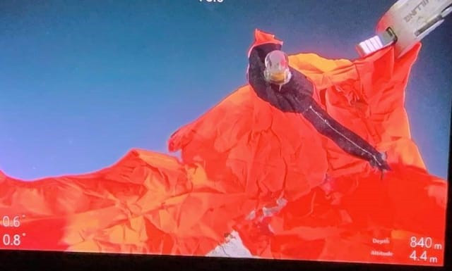 Một mảnh túi cứu hộ của tàu Nanggala 402 được tìm thấy tại đáy biển. Ở độ sâu 840 mét, những chiếc túi cứu hộ như thế này hoàn toàn không thể giúp thủy thủ đoàn thoát ra ngoài an toàn.