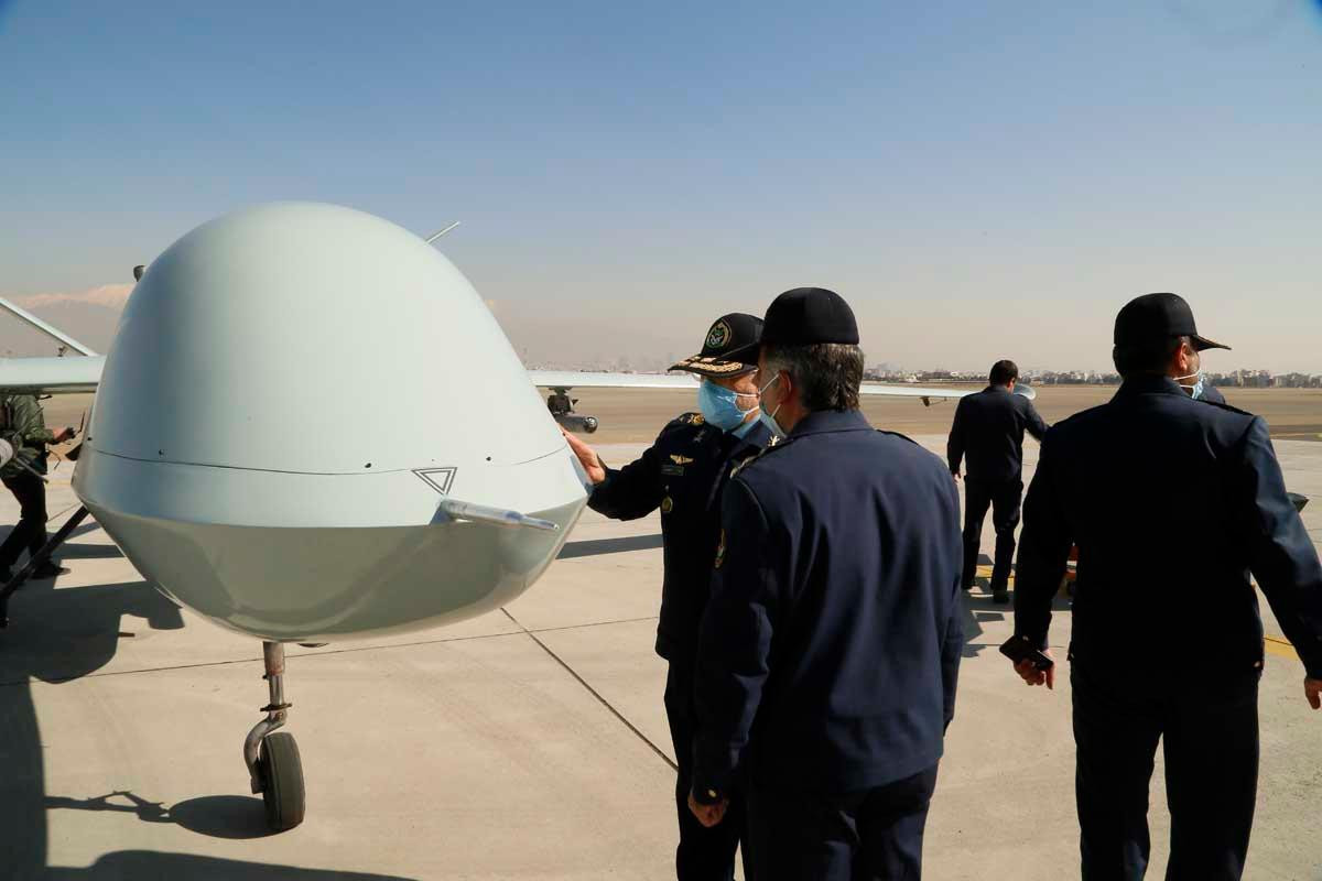 Iran công bố hình ảnh đầu tiên về máy bay không người lái (UAV) vũ trang Kaman 22 trong chuyến thăm một nhà máy quốc phòng của Tư lệnh không quân Aziz Nasirzadeh hôm 24/2.