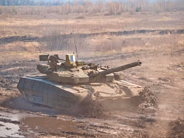 Vậy nên, rõ ràng không thể so sánh dòng xe tăng chủ lực T-14 Armata mới và hiện đại nhất của Nga, với dòng xe tăng chủ lực có phần kém cỏi của Ukraine này. Nguồn ảnh: QQ.