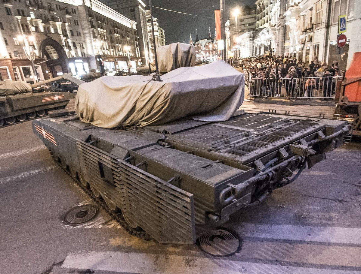 Xe tăng chủ lực T-14 Armata mới chỉ được Quân đội Nga công bố chính thức từ năm 2015. Loại xe tăng này có thiết kế hoàn toàn mới, được coi là sản phẩm định hình cho dòng xe tăng thế hệ tiếp theo. Nguồn ảnh: QQ.