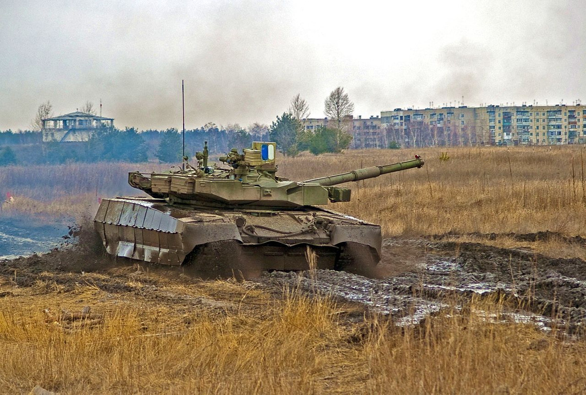 Thực tế, T-80BM được Ukraine nâng cấp từ phiên bản T-80 - dòng xe tăng được coi là "thất bại lớn nhất" của Liên Xô trong quá khứ. Việc Ukraine vẫn cố gắng nâng cấp loại xe tăng này cũng có thể coi là bằng chứng cho việc Kiev không đủ năng lực, kỹ năng để tự sản xuất dòng xe tăng mới. Nguồn ảnh: QQ.