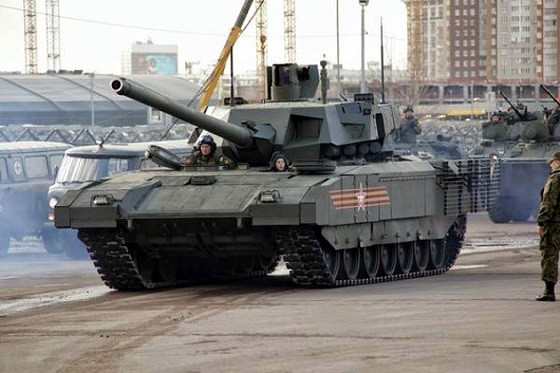 Điểm khác biệt lớn nhất của xe tăng chủ lực T-14 Armata so với các dòng xe tăng khác đó là tháp pháo độc lập hoàn toàn. Kíp chiến đấu sẽ được đặt trong một cái kén kín, tách biệt với toàn bộ hệ thống đạn pháo và hỏa lực ở phía sau. Nguồn ảnh: QQ.