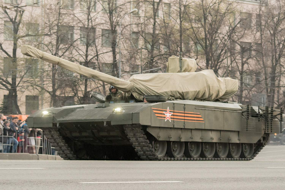 Điều này khiến cho ngay cả khi thùng đạn dự trữ của T-14 bị bắn nổ tung từ bên trong, kíp chiến đấu vẫn có cơ hội sống sót để thoát ra ngoài. Nguồn ảnh: QQ.