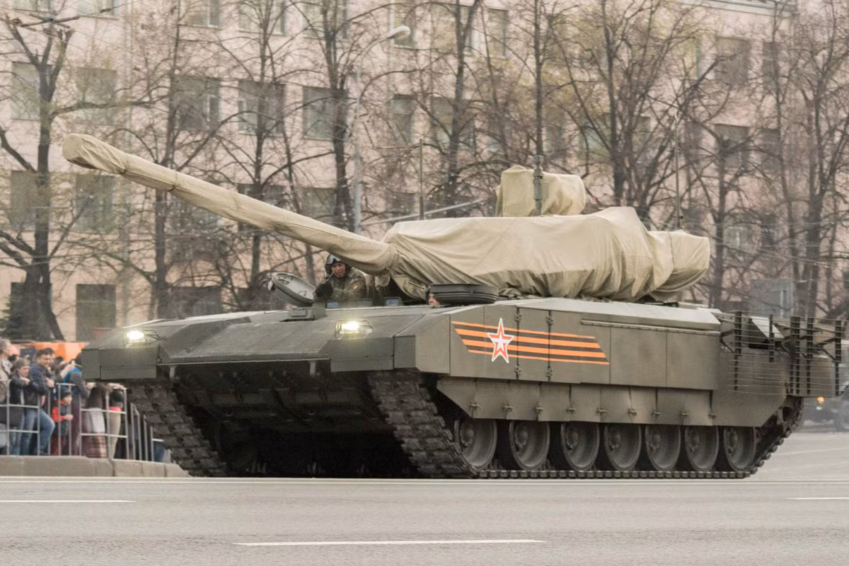 Điều này khiến cho ngay cả khi thùng đạn dự trữ của T-14 bị bắn nổ tung từ bên trong, kíp chiến đấu vẫn có cơ hội sống sót để thoát ra ngoài. Nguồn ảnh: QQ.