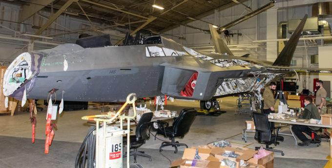 Số còn lại được dùng cho nhiệm vụ thử nghiệm hoặc huấn luyện phi công mới, do thiếu trang thiết bị và phần mềm dùng trong tác chiến. Mỗi tiêm kích F-22 có giá xuất xưởng gần 180 triệu USD, chưa kèm theo vũ khí trang bị.