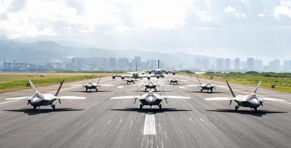 Để tấn công mặt đất, F-22 mang ba bom thông minh GBU-32 JDAM loại 204kg hoặc 3 bom GBU-30 JDAM loại 454kg cùng một số nhỏ tên lửa không đối không. Trong nhiệm vụ tuần tiễu, F-22 chỉ mang theo bốn thùng dầu phụ và 8 tên lửa tầm ngắn AIM-9.