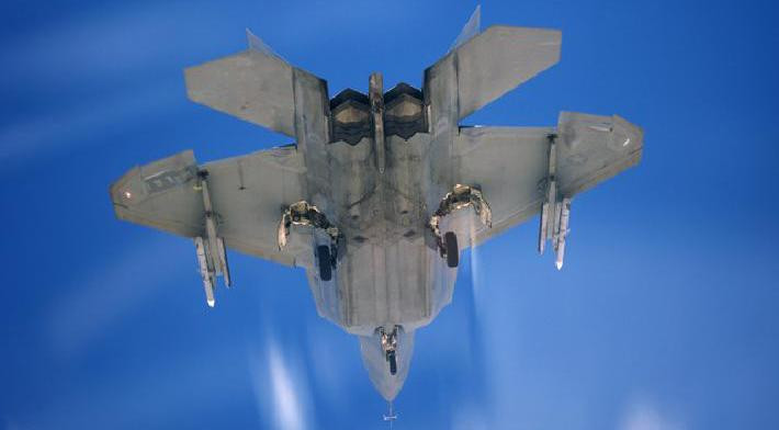 "Mọi thứ đều suôn sẻ trong phần mềm mô phỏng, máy bay được đưa đến nhà chứa và đặt trên bệ đỡ từ tháng 1/2020. Đó là khi chúng tôi bắt đầu tháo sạch mọi thứ trên phi cơ, đến khi nó chỉ còn bộ khung thân", Trung sĩ Kevin Fitch, kỹ thuật viên tham gia dự án sửa chữa cho hay.