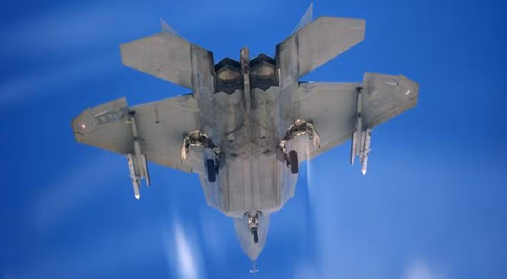 "Mọi thứ đều suôn sẻ trong phần mềm mô phỏng, máy bay được đưa đến nhà chứa và đặt trên bệ đỡ từ tháng 1/2020. Đó là khi chúng tôi bắt đầu tháo sạch mọi thứ trên phi cơ, đến khi nó chỉ còn bộ khung thân", Trung sĩ Kevin Fitch, kỹ thuật viên tham gia dự án sửa chữa cho hay.