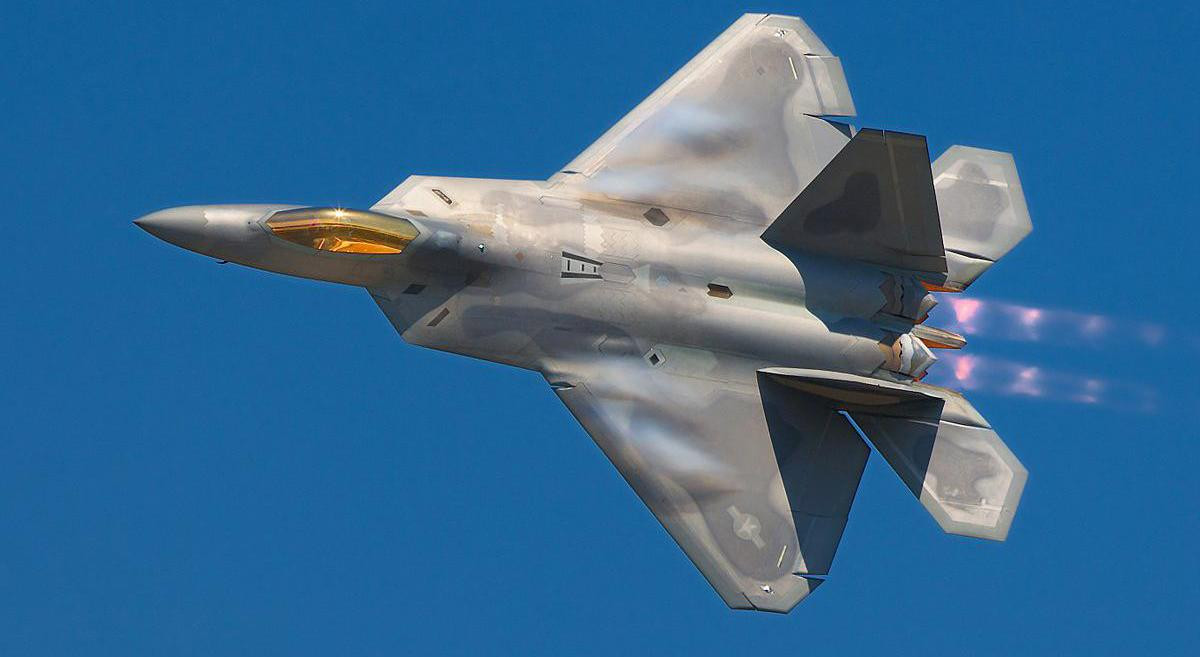 Đặc biệt, với loại radar này, F-22 Raptor có thể hoạt động như hệ thống chỉ huy và cảnh giới đường không (AWACS) mini - nghĩa là, F-22 xác định rõ các mục tiêu để cùng tham chiến với những chiếc F-15 và F-16.