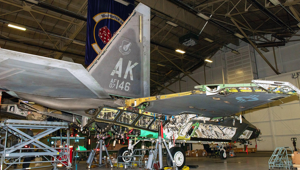 Không quân Mỹ vận hành tổng cộng 186 tiêm kích F-22 trước sự cố tại căn cứ Fallon, nhưng chỉ có 125 chiếc đủ khả năng chiến đấu.