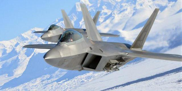 F-22 Raptor cũng được trang bị hệ thống TRW CNI được Boeing sản xuất có nhiệm vụ liên lạc trong suốt hành trình, chia sẻ mục tiêu trong những nhiệm vụ phối hợp và nhận biết bạn - thù.