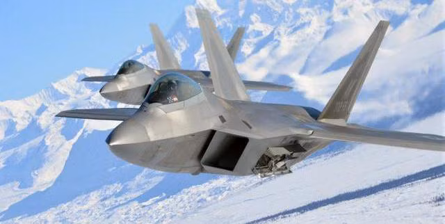 F-22 Raptor cũng được trang bị hệ thống TRW CNI được Boeing sản xuất có nhiệm vụ liên lạc trong suốt hành trình, chia sẻ mục tiêu trong những nhiệm vụ phối hợp và nhận biết bạn - thù.