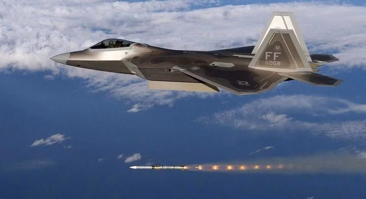 Radar AN/APG-77 được hai công ty Northrop Grumman và Raytheon sản xuất và cấu tạo bởi hơn 2.000 thiết bị truyền dẫn tín hiệu. Đây cũng là loại radar phức tạp nhất sử dụng trên chiến đấu cơ của Mỹ.