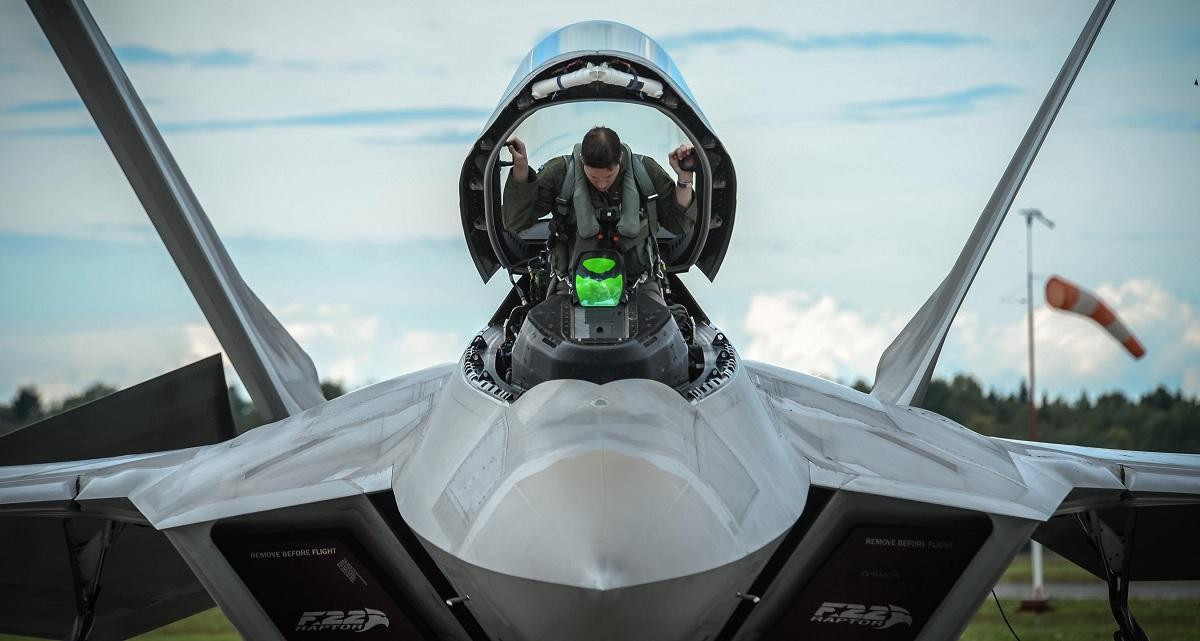 Thậm chí nó còn có thể xác định được việc hai máy bay đồng minh đang cùng dự định tấn công một mục tiêu, nhờ thế cho phép cảnh báo chúng lựa chọn một mục tiêu khác.