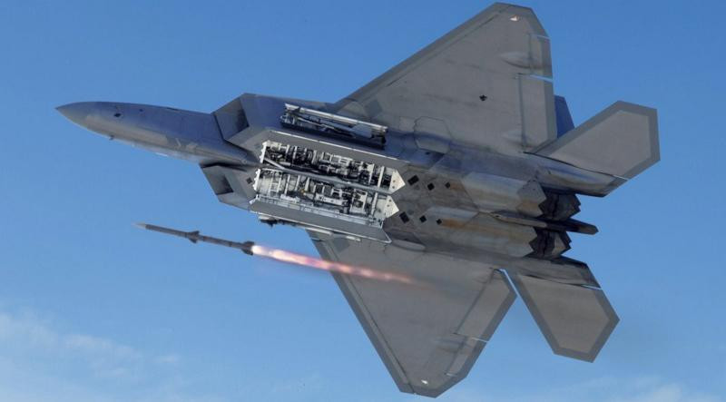 "Các nhà thầu dân sự mất 16 tháng để thay gần như toàn bộ phần bụng máy bay, binh sĩ không quân chỉ được đụng vào nó từ tháng 6 năm nay", Trung sĩ Kevin Fitch cho biết thêm.