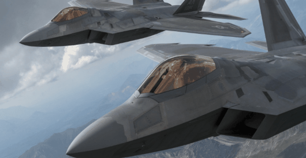 F-22 Raptor dài 18,9m, sải cánh 13,6m, cao 5,10m, trọng lượng rỗng 19,7 tấn, trọng lượng cất cánh tối đa 38 tấn.