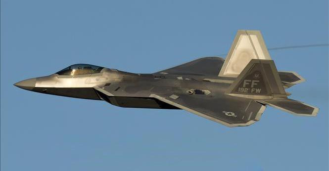 Về hệ thống vũ khí, ngoài pháo 6 nòng M61A2, F-22 Raptor có ba khoang vũ khí nằm trong thân và các giá treo bên ngoài. Để không chiến, F-22 sẽ mang theo 6 tên lửa AIM-120C AMRAAM tầm xa (tầm bắn 120km) và hai tên lửa AIM-9 Sidewinder.