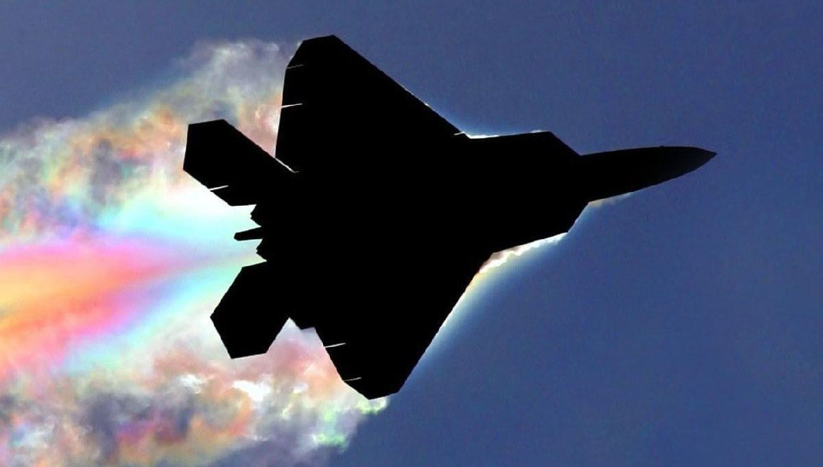 Máy bay trang bị 2 động cơ phản lực cánh quạt đẩy có buồng đốt phụ Pratt &amp; Whitney F119-PW-100 tích hợp bộ phận điều chỉnh hướng phụt, cho phép máy bay đạt tốc độ tối đa khoảng Mach 2 (2.400km/h).