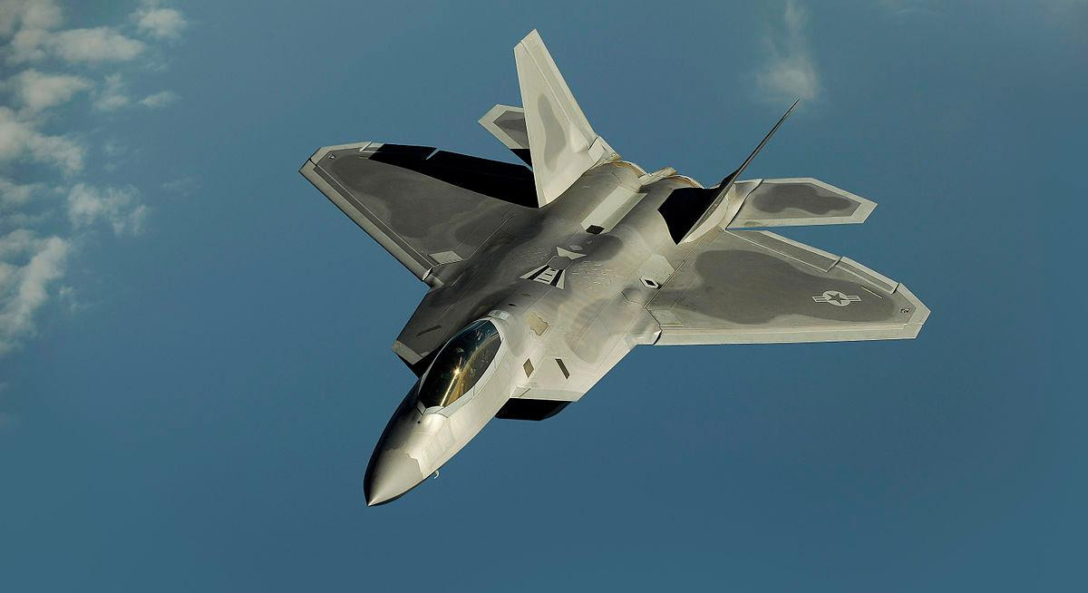 F-22 Raptor là máy bay chiến đấu thế hệ thứ 5 đầu tiên vào biên chế trên thế giới. Độ cơ động đỉnh cao, thiết bị điện tử tân tiến, khả năng tấn công tầm xa, cùng tính năng tàng hình cực đỉnh đã biến F-22 là chiến đấu cơ không đối thủ trong thời điểm hiện tại.