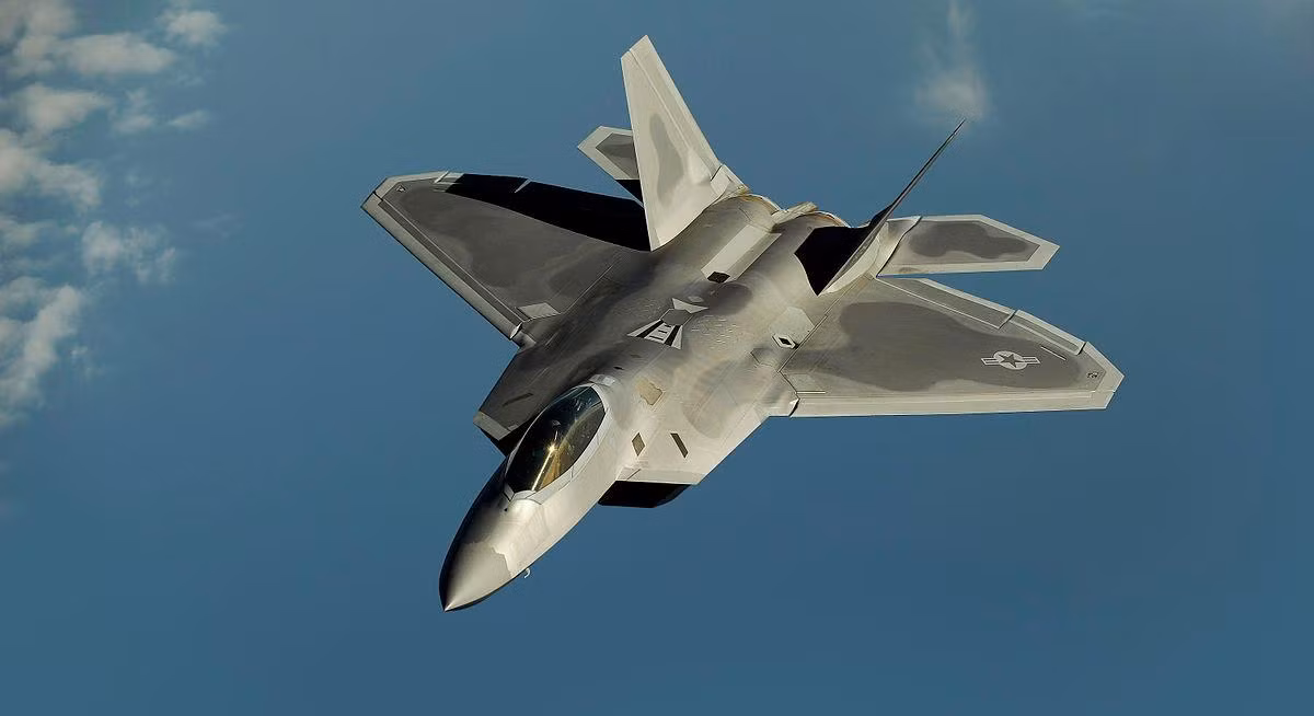 F-22 Raptor là máy bay chiến đấu thế hệ thứ 5 đầu tiên vào biên chế trên thế giới. Độ cơ động đỉnh cao, thiết bị điện tử tân tiến, khả năng tấn công tầm xa, cùng tính năng tàng hình cực đỉnh đã biến F-22 là chiến đấu cơ không đối thủ trong thời điểm hiện tại.