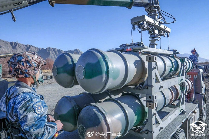 Tờ Times of India cho biết, Không quân Trung Quốc cũng đã triển khai một loạt các tiêm kích J-10, J-20 và Su-30 lên khu vực Tây Tạng. Ngoài ra tên lửa phòng thủ S-400 cũng có mặt ở khu vực này. Nguồn ảnh: Sina.