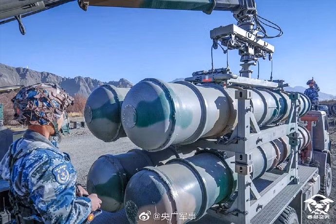 Tờ Times of India cho biết, Không quân Trung Quốc cũng đã triển khai một loạt các tiêm kích J-10, J-20 và Su-30 lên khu vực Tây Tạng. Ngoài ra tên lửa phòng thủ S-400 cũng có mặt ở khu vực này. Nguồn ảnh: Sina.