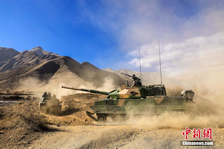 Chưa kể đến một số lượng binh lính có thể lên tới vài chục nghìn người, hàng trăm xe tăng cùng hàng nghìn phương tiện chiến tranh khác. Nguồn ảnh: Sina.