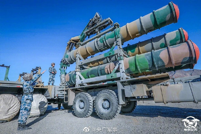 Ấn Độ cho biết, nước này cũng đã triển khai một loạt các loại chiến đấu cơ đời mới như tiêm kích Rafale cùng chiến đấu cơ MiG-29 lên sát khu vực đang tranh chấp. Nguồn ảnh: Sina.