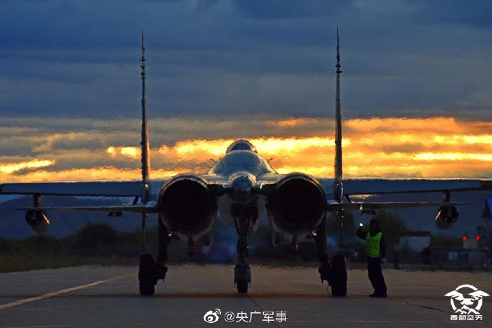 Đơn giản là do quân đội Trung Quốc sở hữu nhiều loại vũ khí phù hợp hơn với môi trường tác chiến phức tạp ở khu vực Tây Tạng. Trong khi đó, phía Ấn Độ không sở hữu nhiều loại vũ khí mang tính lợi thế cạnh tranh như vậy. Nguồn ảnh: Sina.