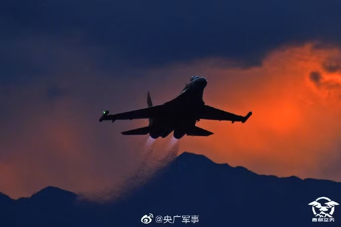 Xét về tương quan lực lượng giữa Trung Quốc và Ấn Độ ở khu vực Tây Tạng, rõ ràng Bắc Kinh đang có nhiều lợi thế hơn khi sở hữu nhiều loại vũ khí thích hợp hơn. Nguồn ảnh: Sina.