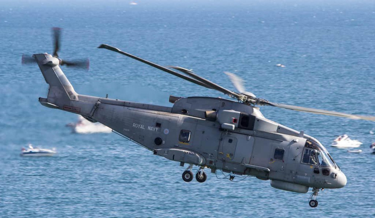 Trực thăng EH101 Merlin được Hải quân Anh trang bị trên tàu sân bay HMS Queen Elizabeth cũng như các chiến hạm khác. Ngoài phiên bản diệt hạm, Anh còn có phiên bản vận tải đang phục vụ trong lực lượng đổ bộ đường không.