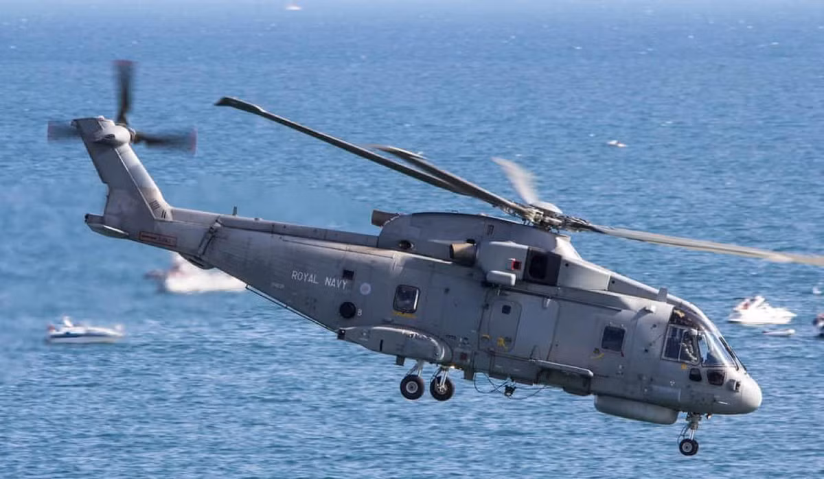 Trực thăng EH101 Merlin được Hải quân Anh trang bị trên tàu sân bay HMS Queen Elizabeth cũng như các chiến hạm khác. Ngoài phiên bản diệt hạm, Anh còn có phiên bản vận tải đang phục vụ trong lực lượng đổ bộ đường không.