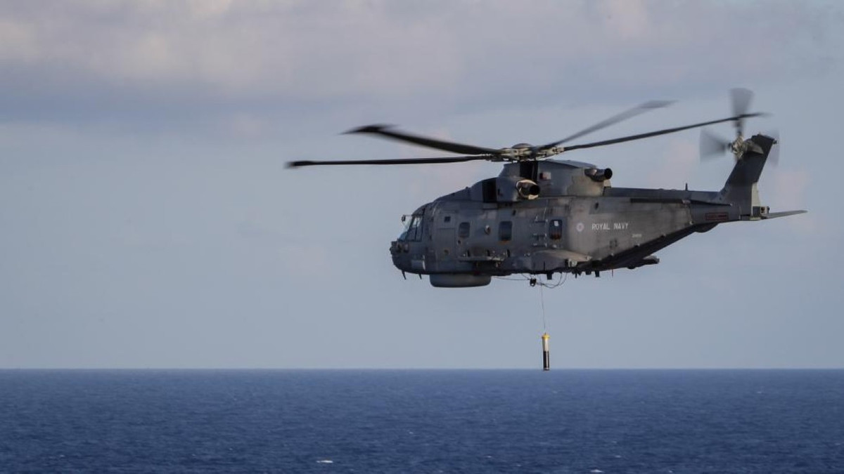 Nguồn tin giấu tên trong hải quân Anh cho biết một trực thăng đã thả phao thủy âm để tìm kiếm dấu vết tàu ngầm Nga, nhưng không rõ có mang lại kết quả hay không.